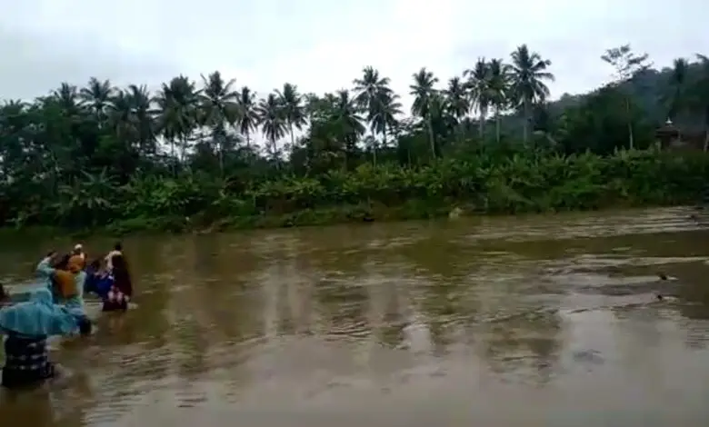 Jembatan Tak Kunjung Diperbaiki, Warga Kampung Pasalakan Sindangbarang Nekat Seberangi Sungai!
