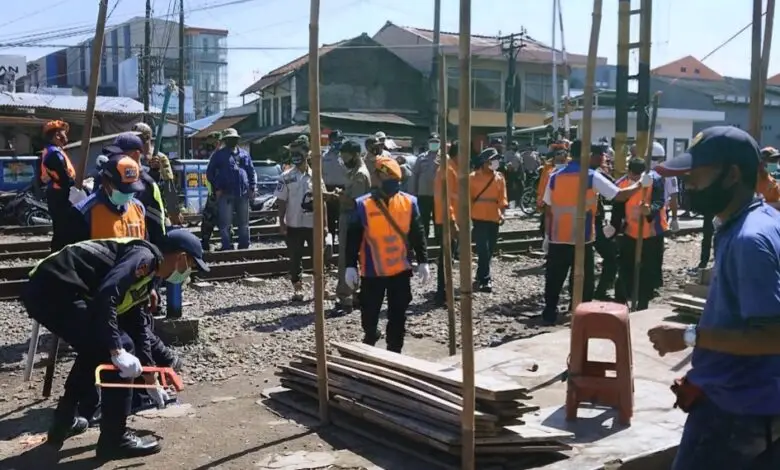 Jualan di Pinggir Rel Kereta Api Ciranjang, Puluhan Pedagang Ditertibkan