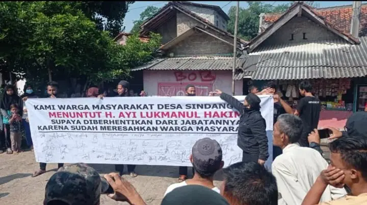 Kantor Desa Digeruduk Massa, Kursi Kades Sindangraja 'Digoyang'