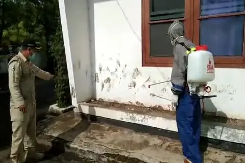 Kantor Kecamatan sampai Pasar Cipanas Disemprot Cairan Antivirus