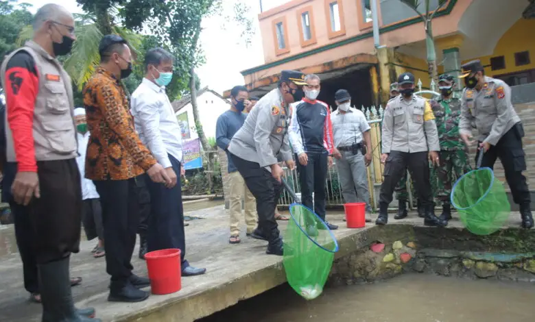 Kapolres Cianjur Apresiasi Pengelolaan Ekonomi Kreatif di Kampung Wargaluyu Desa Nagrak