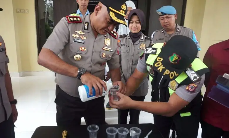 Kapolres Cianjur Ikut Racik Hand Sanitizer