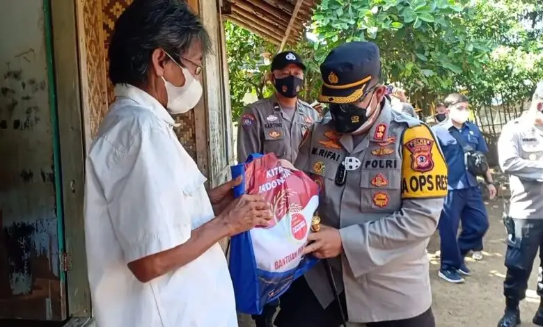 Kapolres Cianjur Kunjungi Desa Cipeuyeum, Bagikan Bantuan Paket Sembako