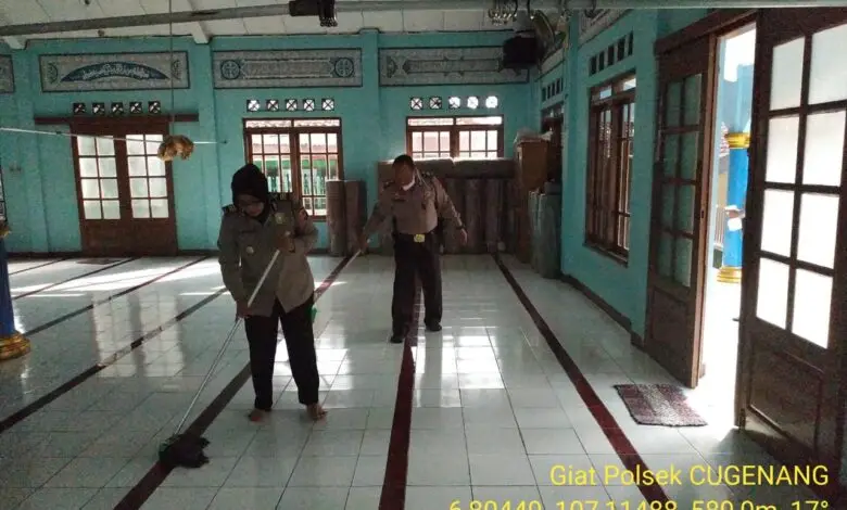 Kapolsek dan Anggotanya Turun Langsung Bersihkan Masjid di Cugenang