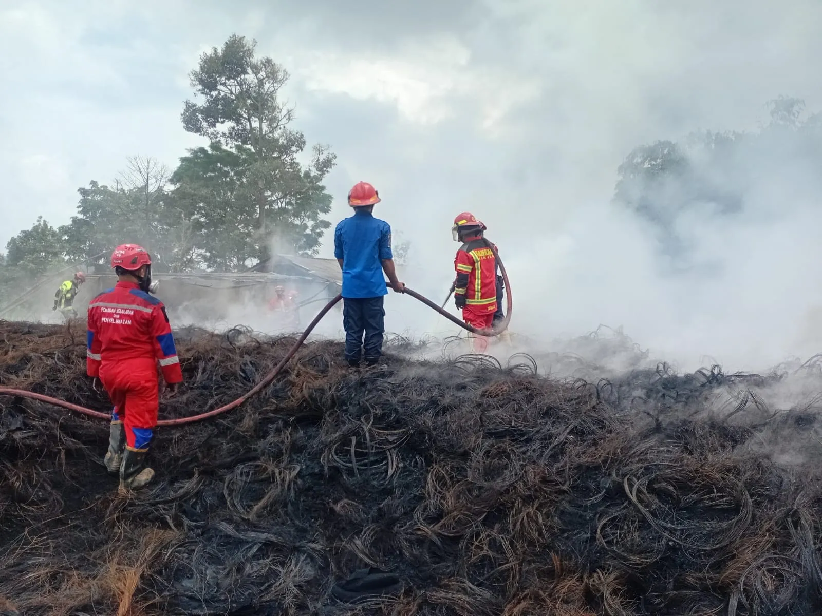Kebakaran Ban di Mande Cianjur Sulit Padam, Alat Berat Dikerahkan