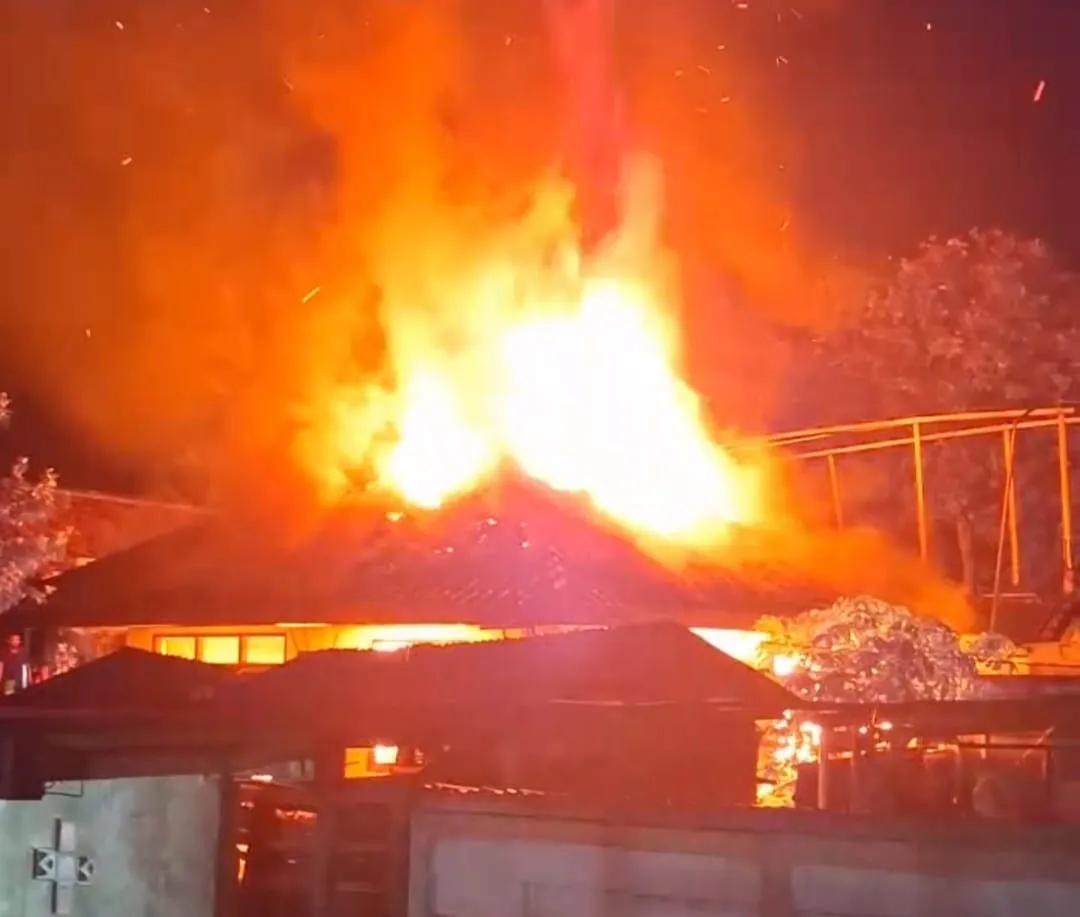 Kebakaran Dahsyat di Cipanas Disertai Ledakan, 2 Petugas Damkar Terluka Saat Bertugas