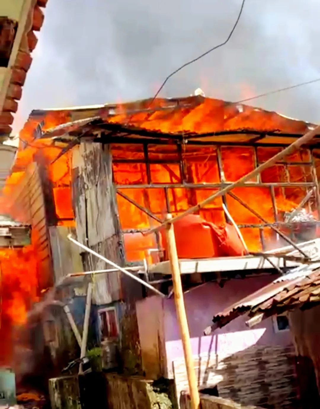 Kebakaran di Pacet, Enam Rumah Terbakar, Satu Warga Alami Luka Bakar