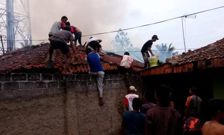 Kebakaran di Sukatani, Warga Berbondong-bondong Ikut Padamkan Api