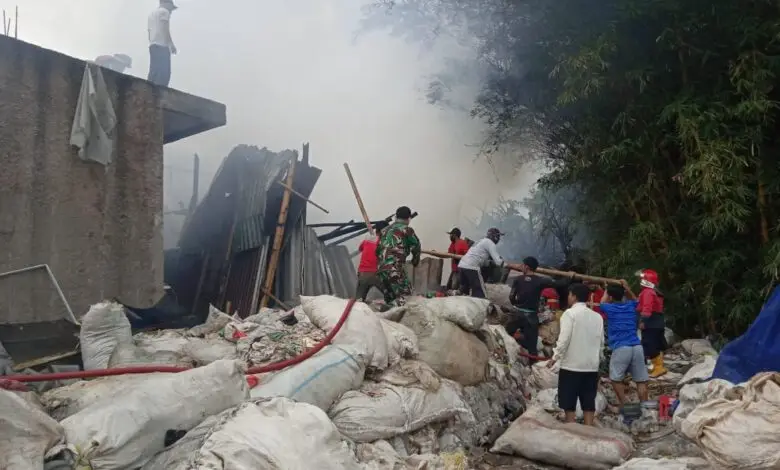 Kebakaran Gudang Rongsok di Cianjur, Dua Jam Lebih Api Berkobar