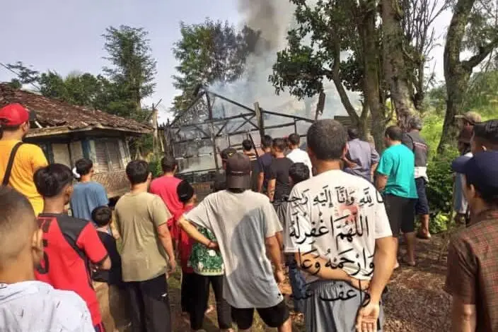 Kebakaran, Rumah di Sukaluyu Cianjur Ludes Dilalap Api — Cianjur Update