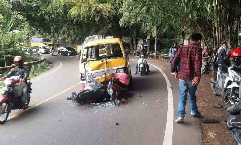 Kecelakaan Adu Banteng! Motor Ringsek Setelah Tabrak Angkot di Cipanas