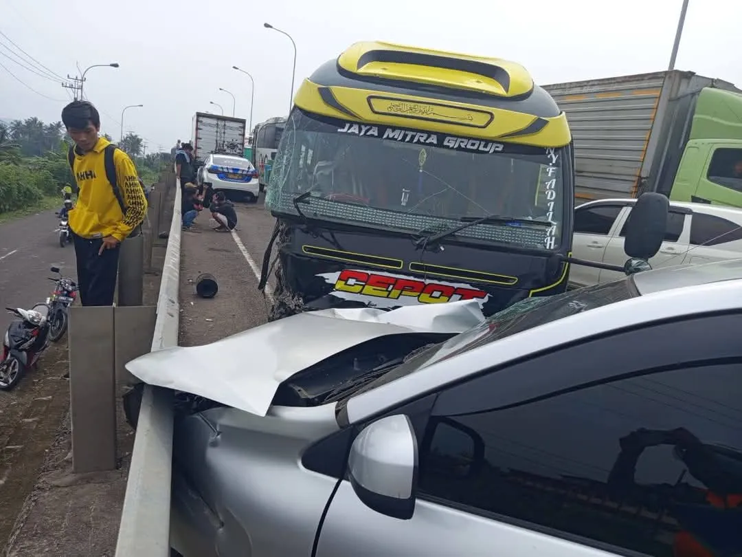 Kecelakaan Beruntun di Cianjur, Elf Pecah Ban Tabrak Truk dan Avanza di JLS Maleber, 10 Orang Luka