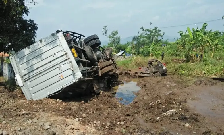 Kecelakaan di Bangbayang Hari Ini, Tronton Tabrak Pikap hingga Terguling