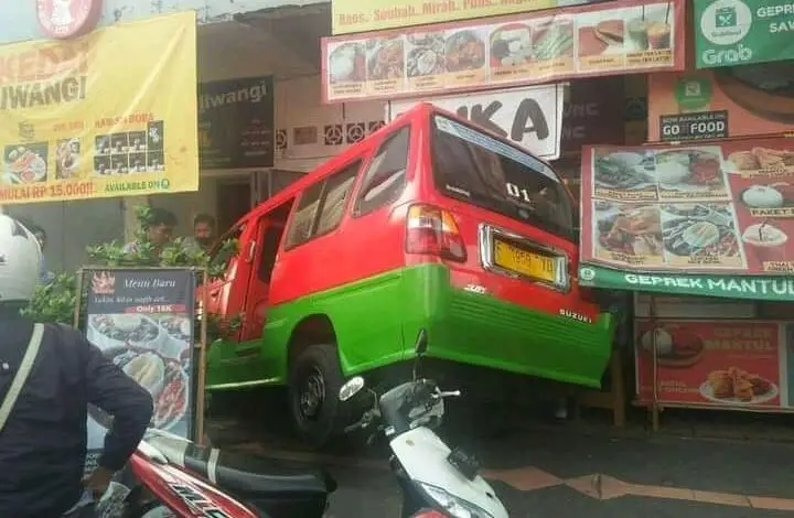 Kecelakaan di Cianjur, Angkot Seruduk Trotoar dan Kafe