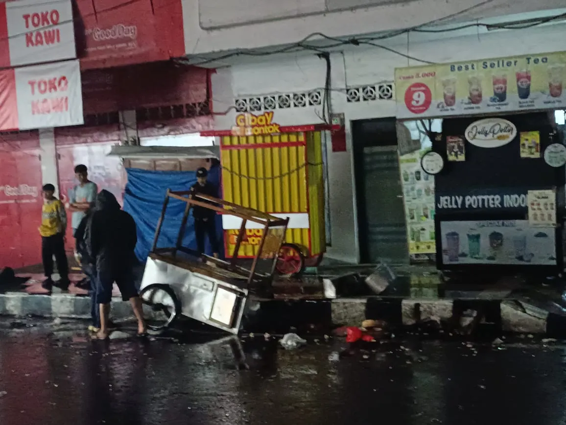 Kecelakaan di Cianjur, Gerobak Siomay Terguling Dihantam Motor Melaju Kencang