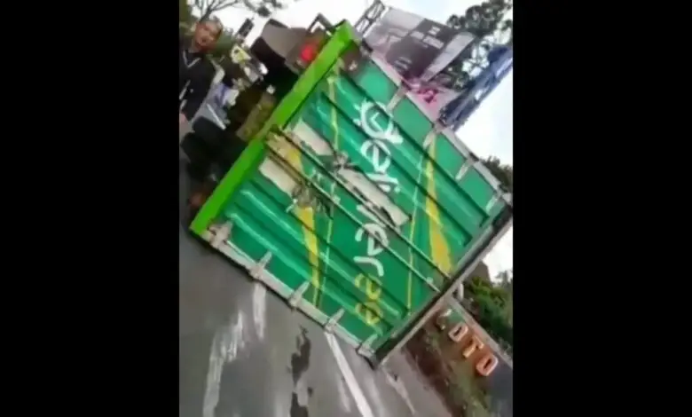 Kecelakaan di Ciloto, Truk Boks Terguling di Jalan