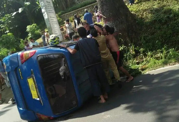 Kecelakaan di Cugenang, Angkot Terguling Usai Tabrak Pohon di Cijedil