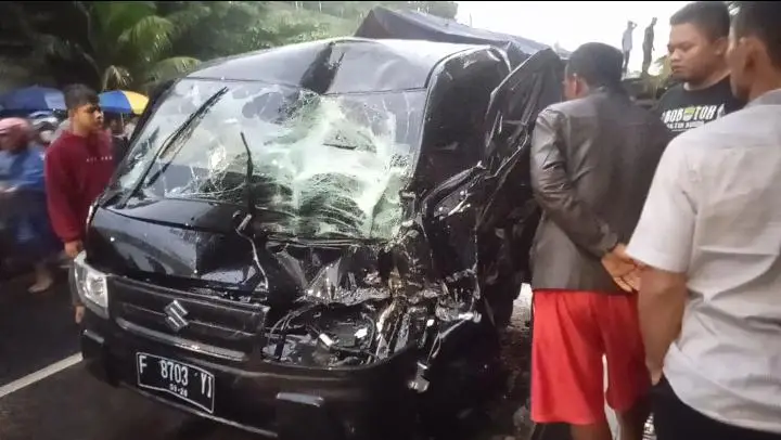 Kecelakaan di Haurwangi, Mobil Boks Seruduk Pikap dan Jongko Cincau