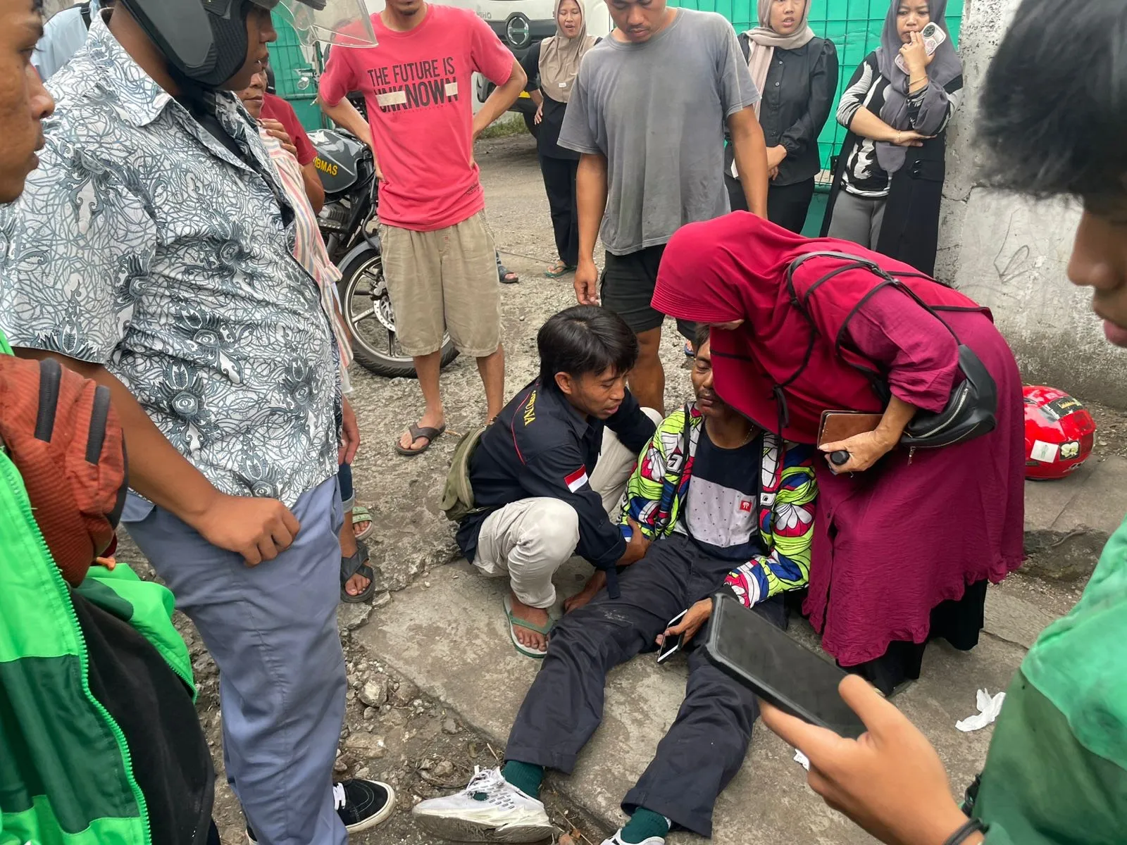 Kecelakaan di Jalan Raya Bandung, Dua Motor Terjatuh, Satu Pengendara Jatuh ke Selokan — Cianjur Update