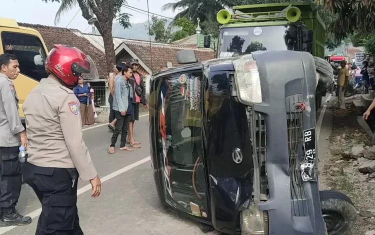 Kecelakaan di Jalan Raya Cibeber: Mobil Pikap dan Sepeda Motor Tabrakan