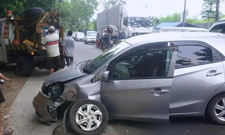 Kecelakaan di Tungturunan Cianjur, Brio Ringsek Tabrak Pohon