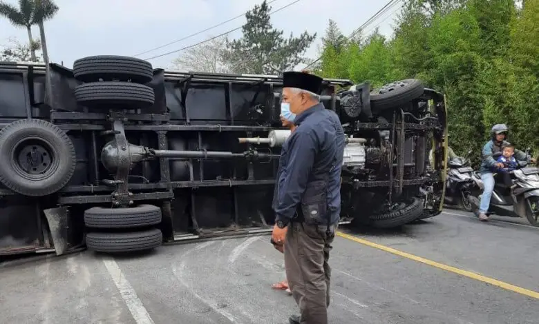 Kecelakaan, Truk Boks Terguling di Jalan Raya Puncak Ciloto
