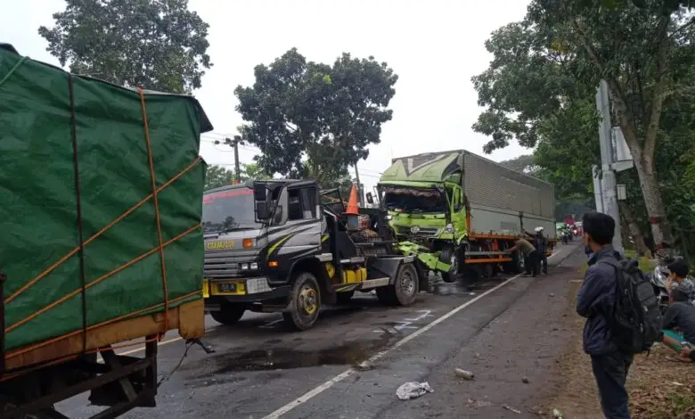 Kecelakaan, Truk Wingbox Tabrak Belakang Fuso di Sukaluyu Cianjur