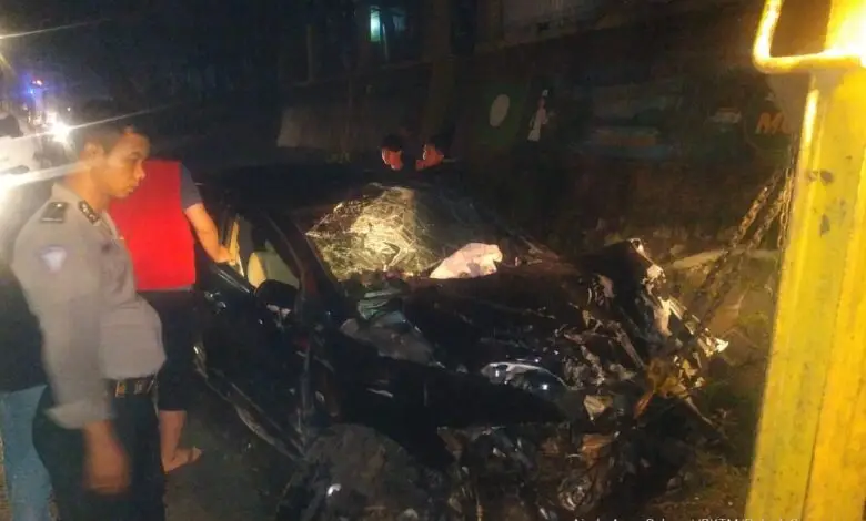 Kecelakaan Tunggal di Ciranjang, Sedan Hancur Tabrak Tiang Reklame