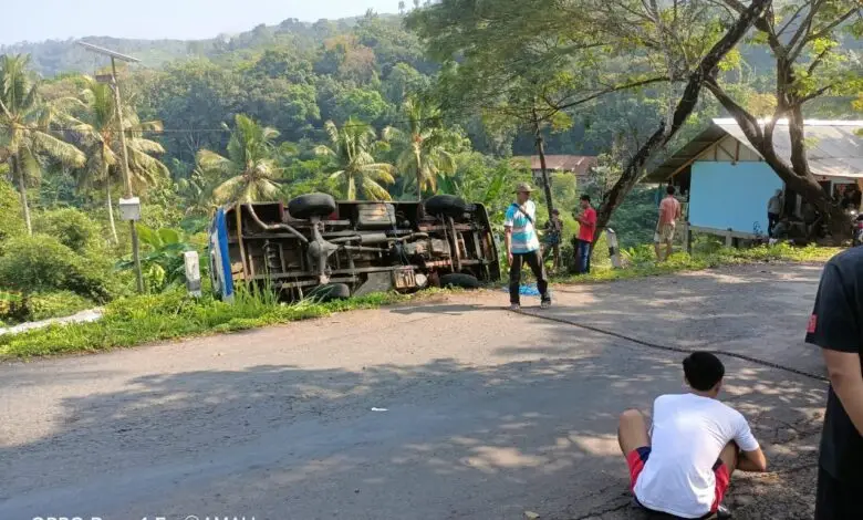 Kecelakaan Tunggal, Elf Jurusan Leles - Cianjur Terbalik di Tanggeung