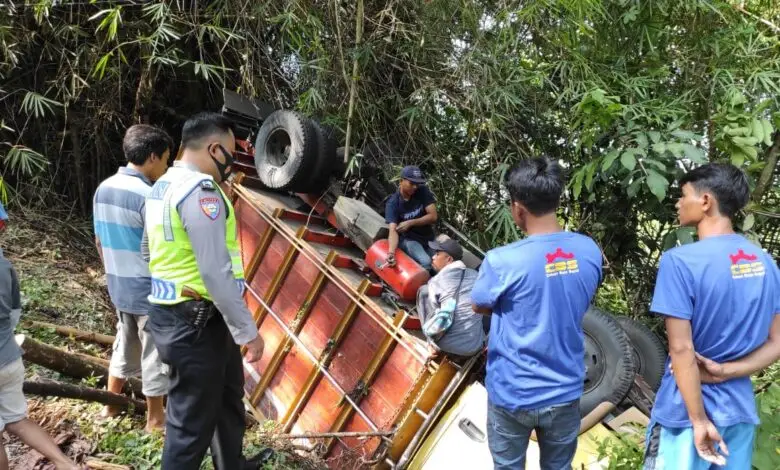 Kecelakaan Tunggal, Truk Pakan Ayam Terjungkir di Cikalongkulon