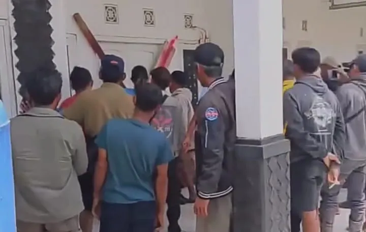 Kecewa Soal Kinerja Buruk Kades, Ratusan Warga Segel Kantor Desa Padaluyu Cikadu
