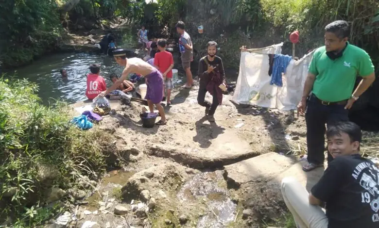 Kekeringan, Warga Cisalak Antre Mandi dan Cuci di Sungai