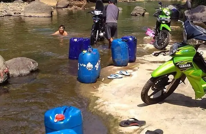 Kekeringan, Warga Pasirhuni Turun Gunung ke Sungai Demi Dapat Air