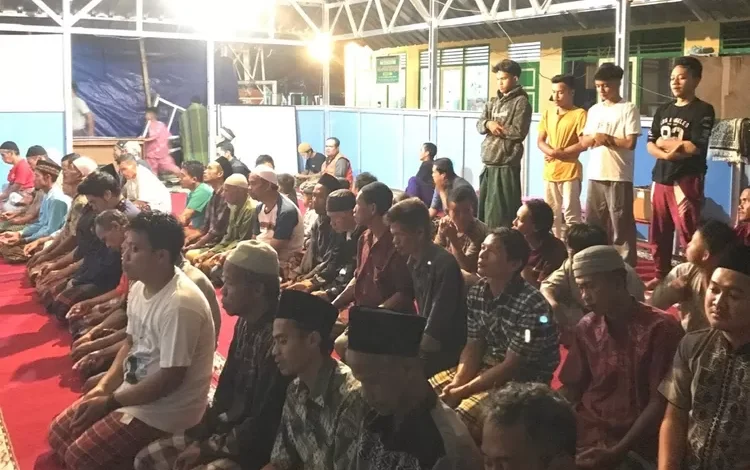 Kekuatan Iman di Tengah Bencana: Warga Terdampak Gempa Khusyuk Salat Tarawih di Masjid Darurat