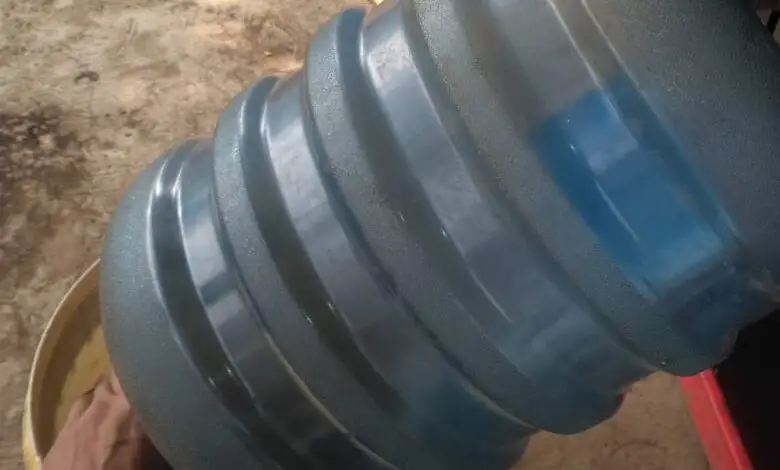 Kekurangan Air, Pria Ini Terpaksa Mandi Pakai Air Galon
