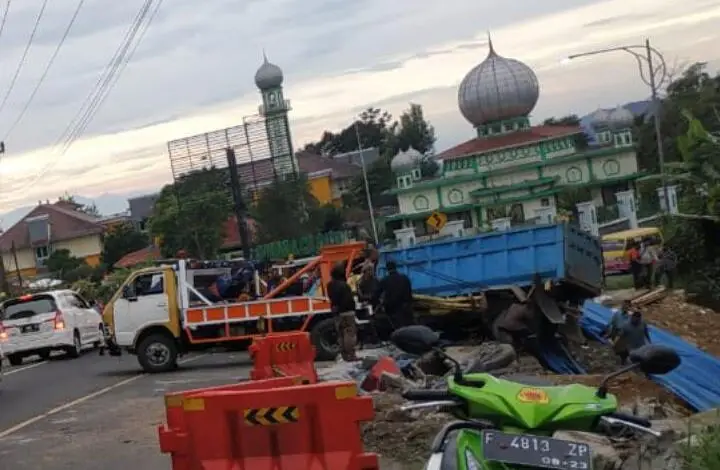 Kelebihan Muatan, Truk Terguling di Depan Bioskop Puncak Ciloto