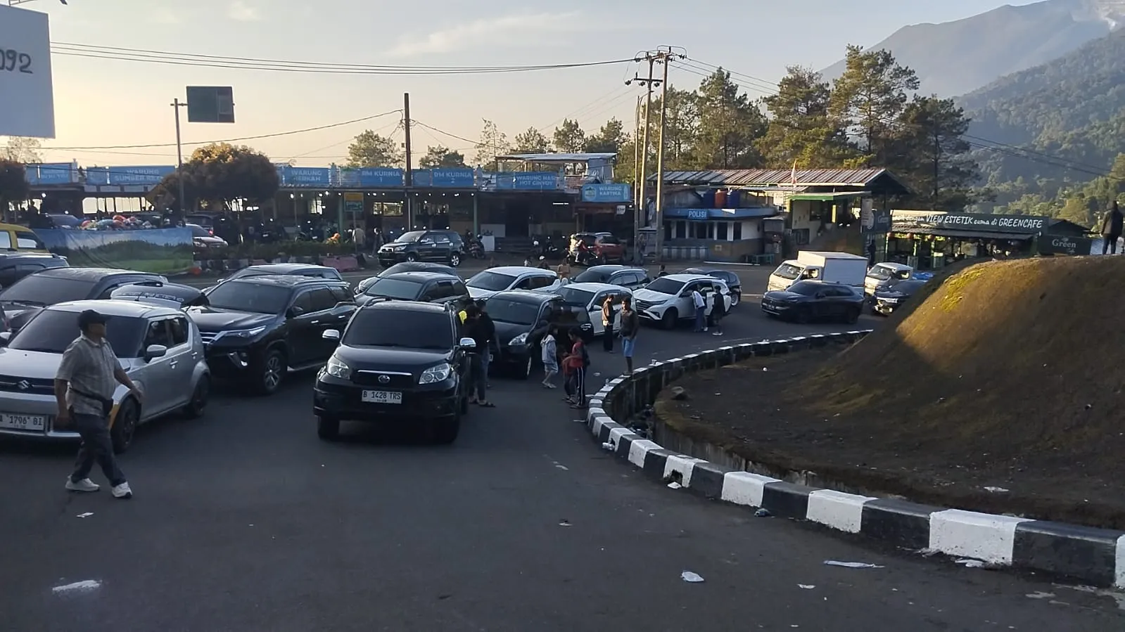 Kemacetan di Jalur Puncak Bertahan Hingga Pagi, Arus Lalu Lintas Sulit Terurai
