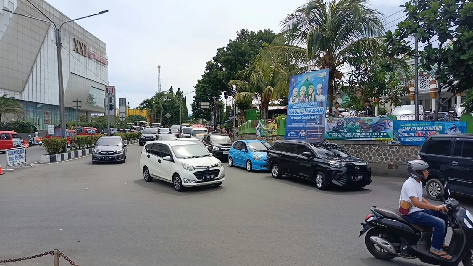 Kemacetan di Jalur Puncak, Bundaran Lampu Gentur Cianjur Terapkan Sistem Buka Tutup