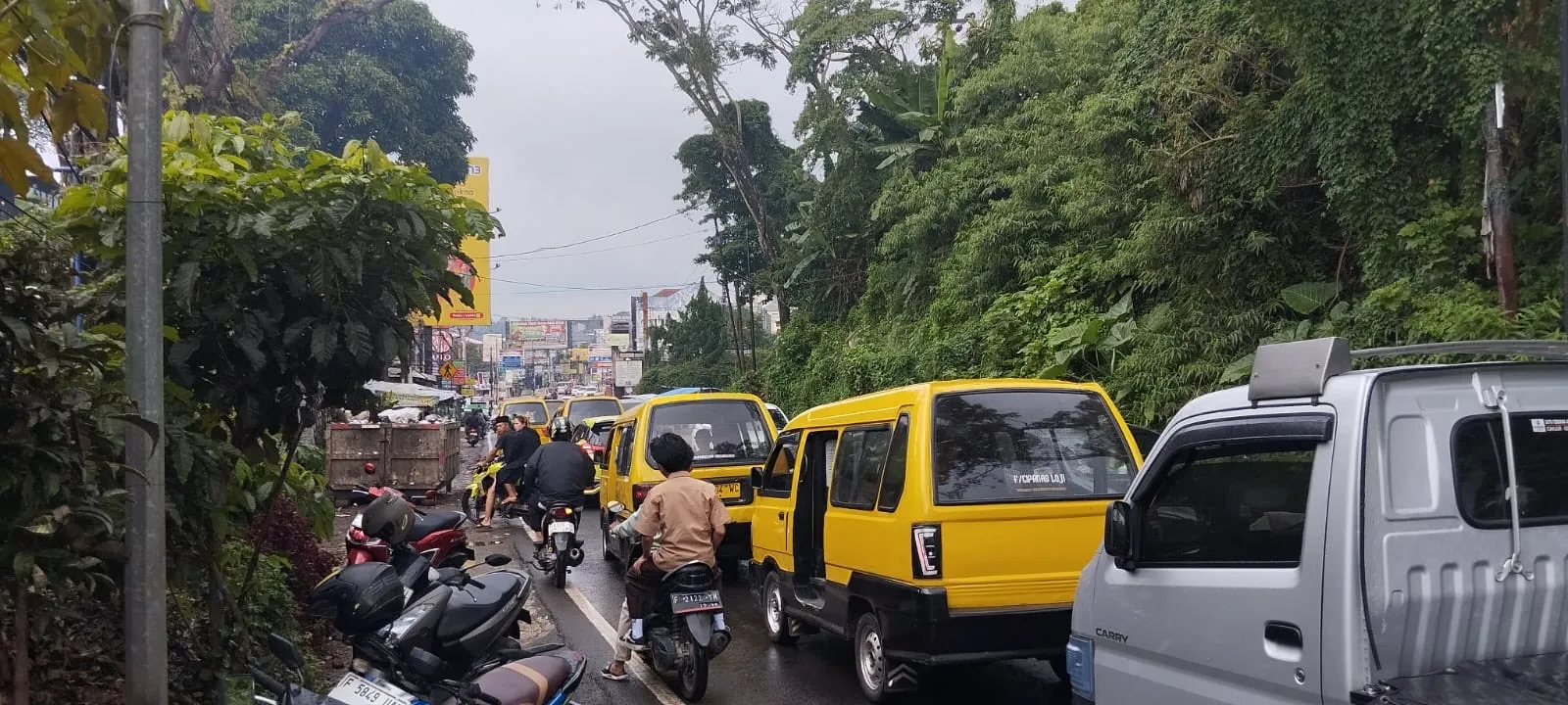 Kemacetan Jalur Cipanas Puncak H-1 Ramadan, Pasar Cipanas Dipadati Pengunjung