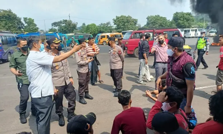 Kembali Protes Travel Gelap, Puluhan Sopir Elf Cianjur Bakar Ban di Tengah Terminal