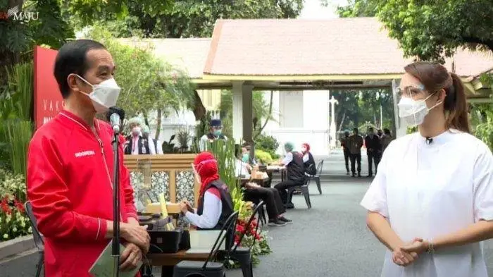 Kenakan Jaket Merah, Presiden Jokowi Jalani Vaksinasi Covid-19 Dosis Kedua