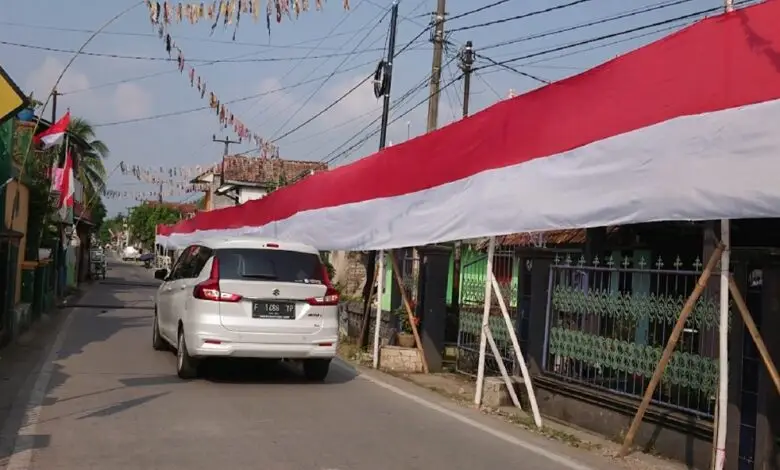 Keren! Ada Bendera Merah Putih Sepanjang 120 Meter di Pinggir Jalan Bojongpicung