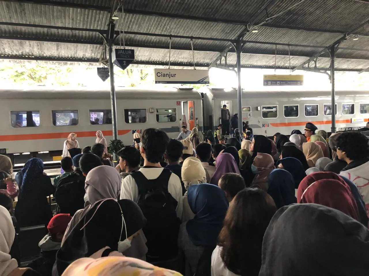 Kereta Api Masih Jadi Primadona Warga Cianjur Saat Libur Nataru
