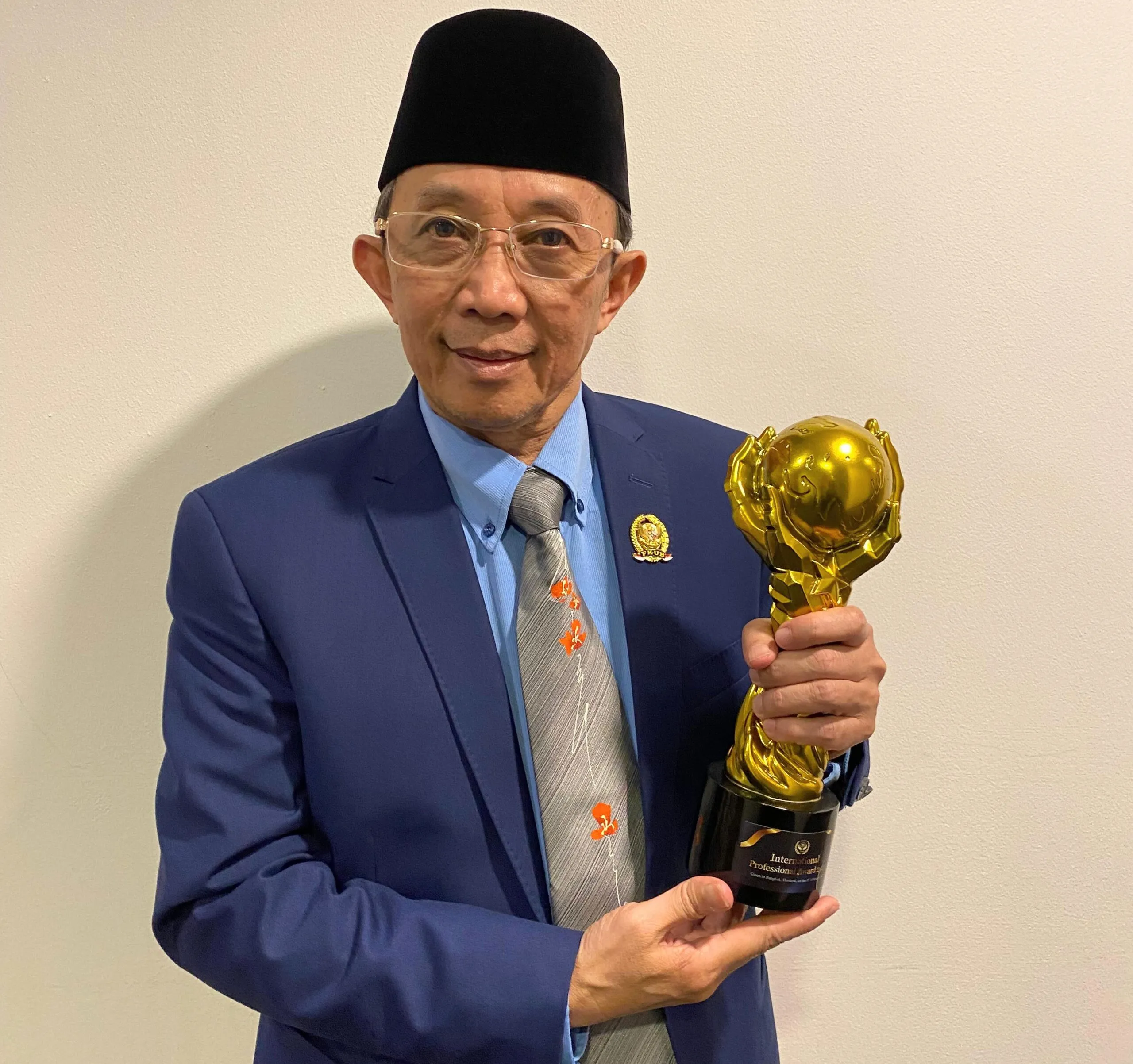 Ketua FKUB Cianjur Choirul Anam Terima Penghargaan Internasional Profesional Award (IPA) 2025 dari UIPM