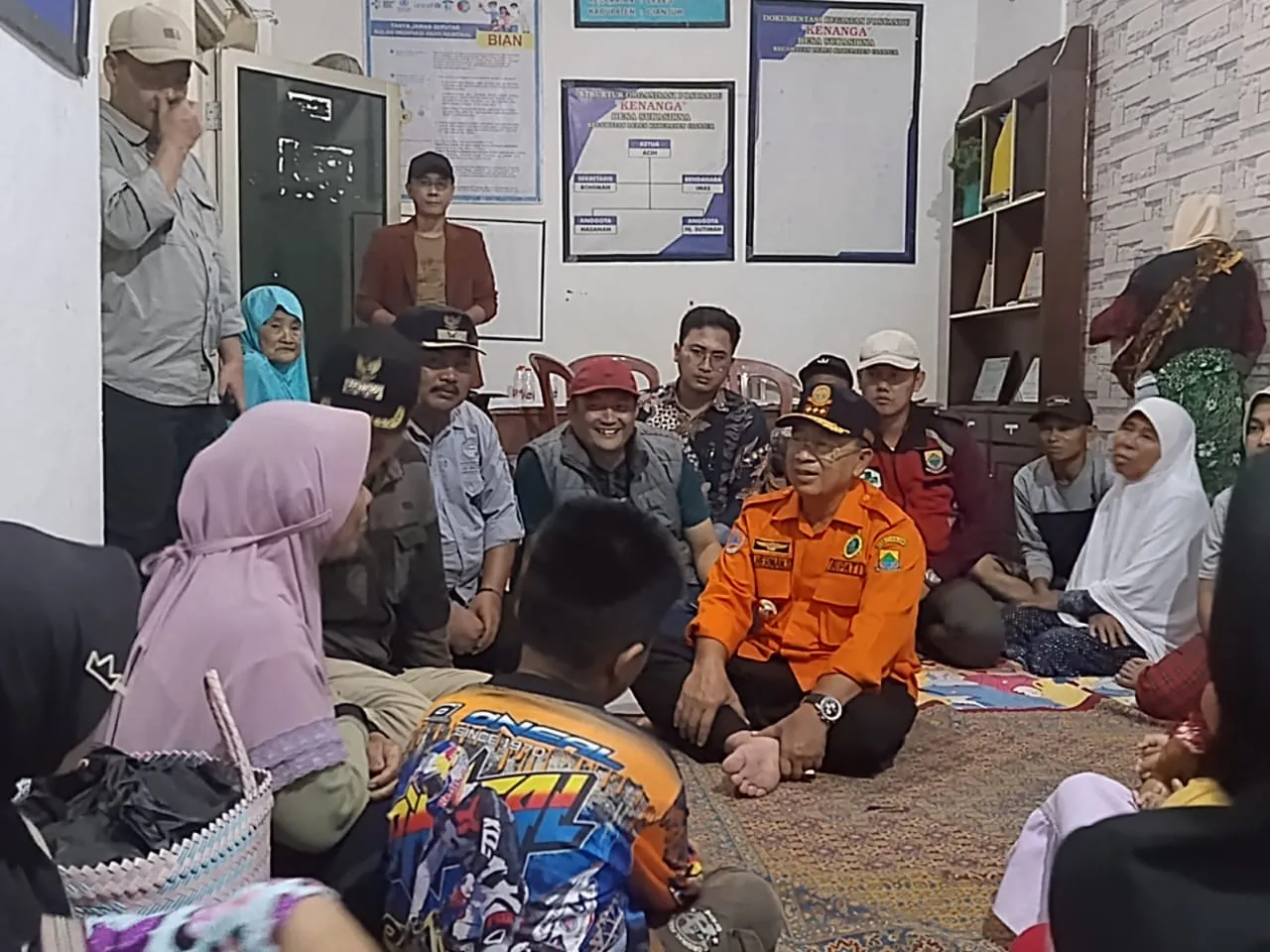 Ketua Komisi C DPRD Cianjur Tinjau Pengungsian Korban Pergeseran Tanah di Sukasirna