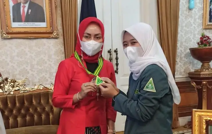 Ketua TP PKK dan Ketua DPC PDIP Menerima Anugerah Ibunda Pelajar Putri IPPNU Cianjur
