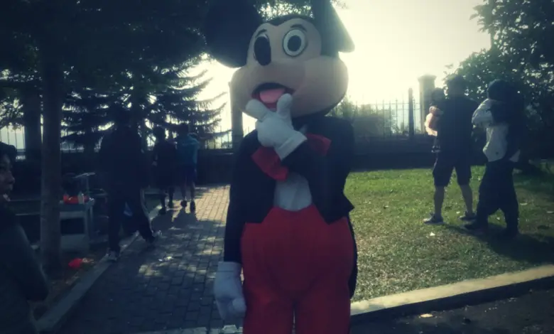 Kisah Haru Badut Mickey Mouse Asal Cipanas: Diejek Tetangga hingga Dikasih Kertas