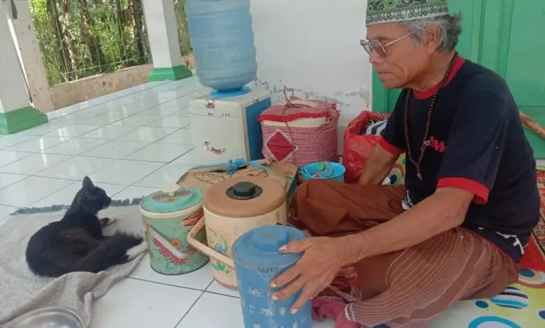Kisah Kakek Yaya Tinggal Sendirian di Teras Masjid Haurwangi