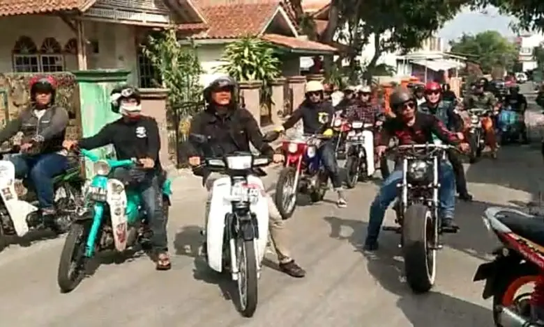 Klub Motor di Cianjur Bakti Sosial ke Masjid