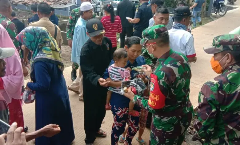 Kodim 0608 Cianjur Bagikan Masker Sampai ke Pedesaan